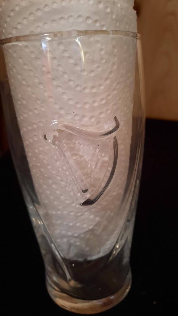 klein glas GUINNESS - harp in reliëf, Ophalen of Verzenden, Bierglas