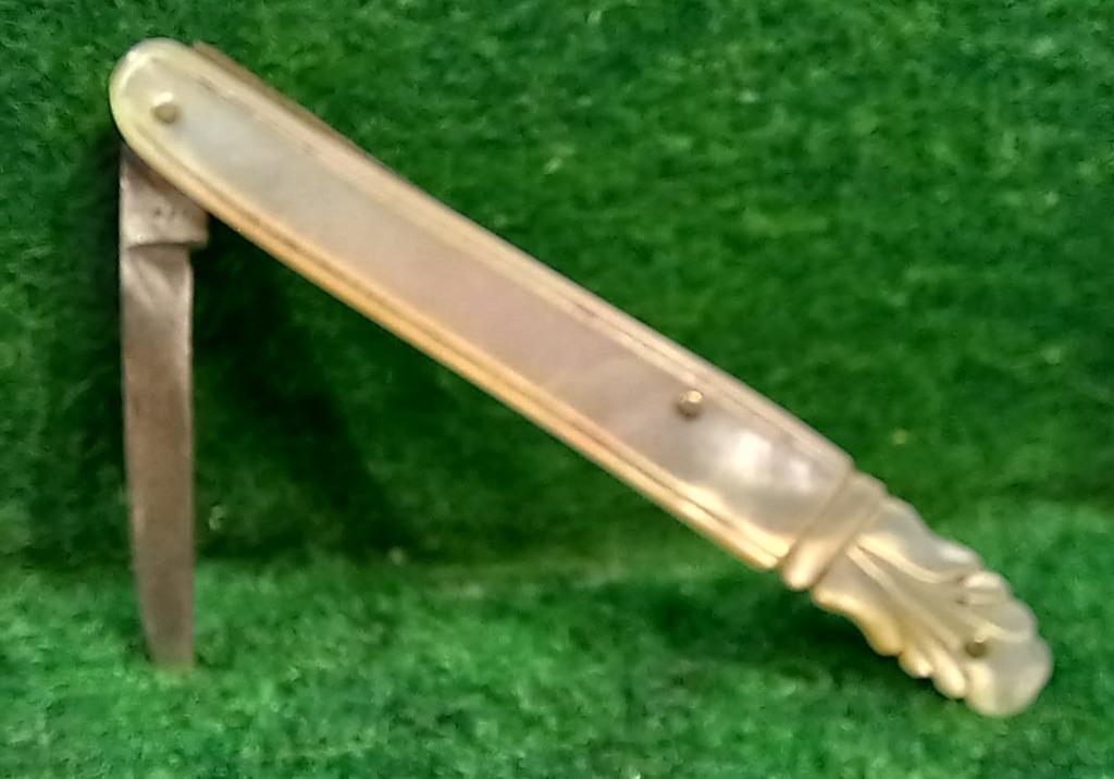 JOLI MINI CANIF EN NACRE CISELEE, Enlèvement ou Envoi