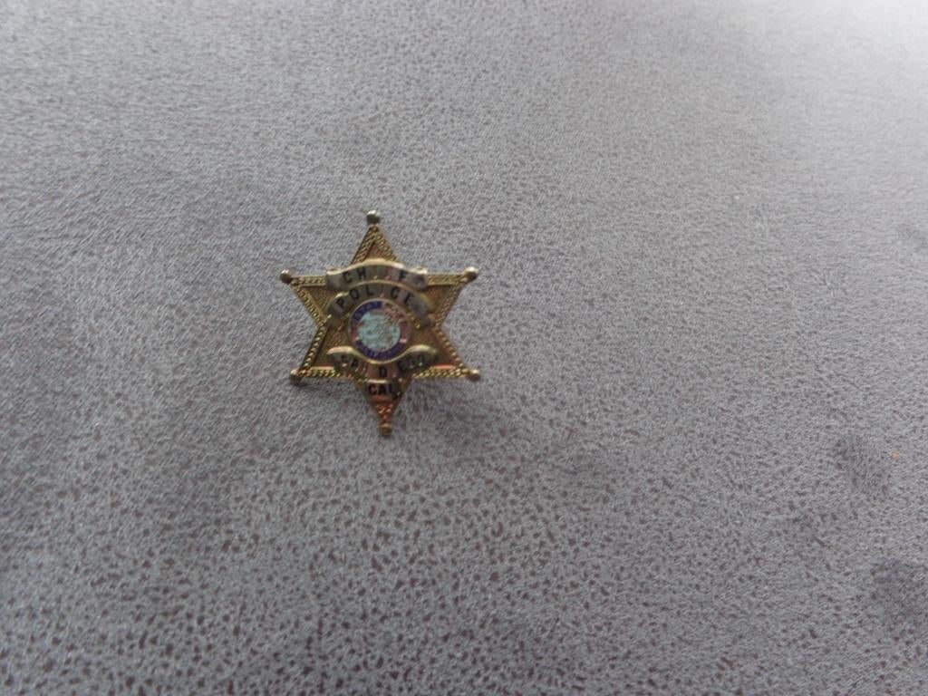 1 pin's "chief police San Diego", Collections, Broches, Pins & Badges, Enlèvement