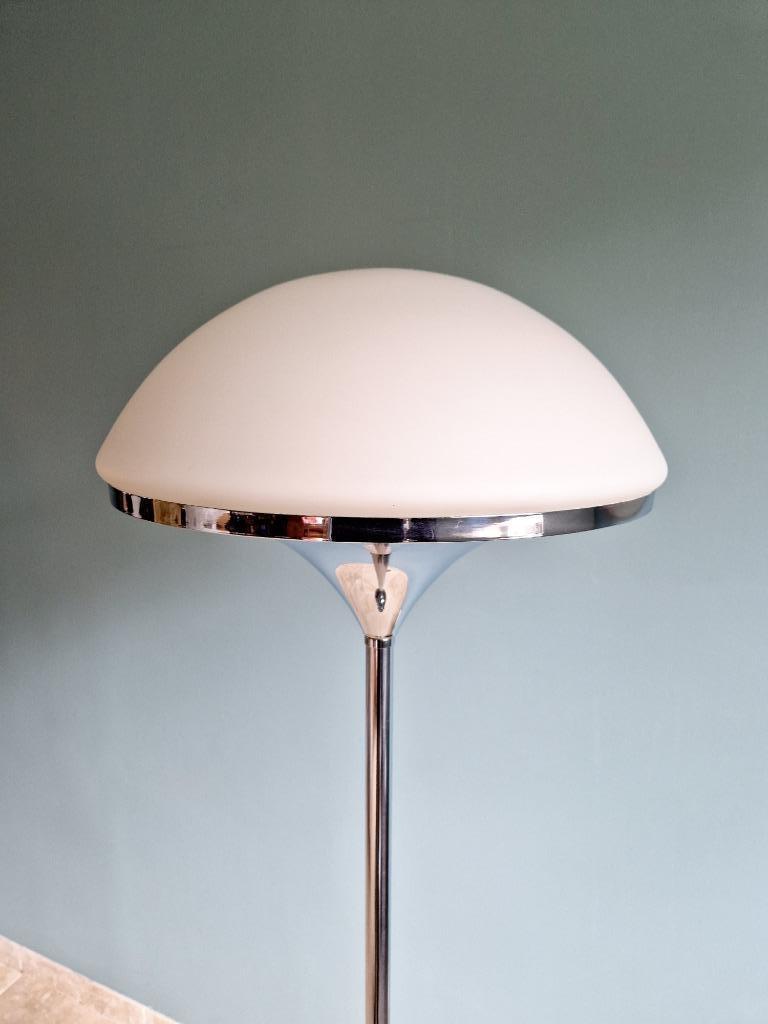 Lampadaire moderniste en métal chromé et verre satiné, 1960, Enlèvement