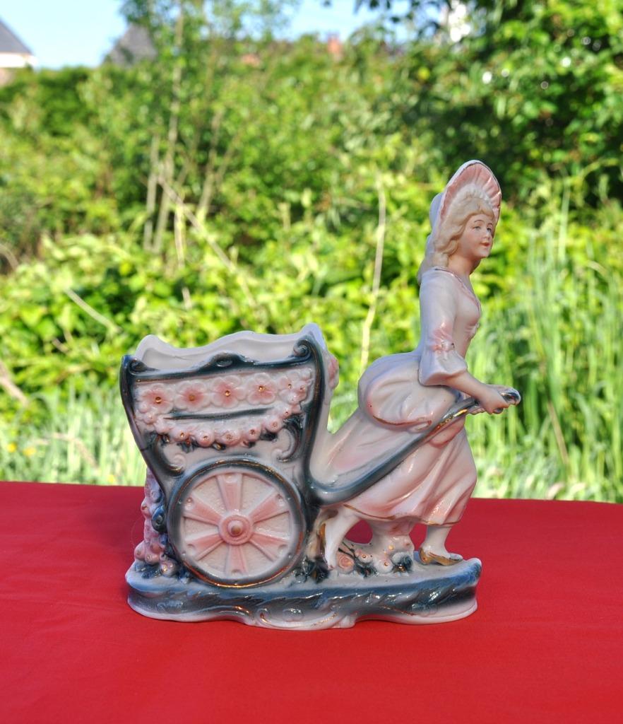 statuette jardinière biscuit vendeuse de fleur, Enlèvement ou Envoi