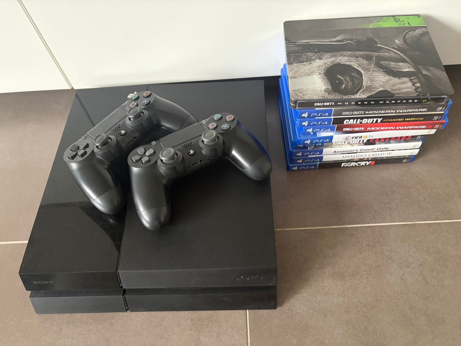 PS4 met 2 controllers en 9 games, Games en Spelcomputers, Ophalen, Zo goed als nieuw, Met 2 controllers
