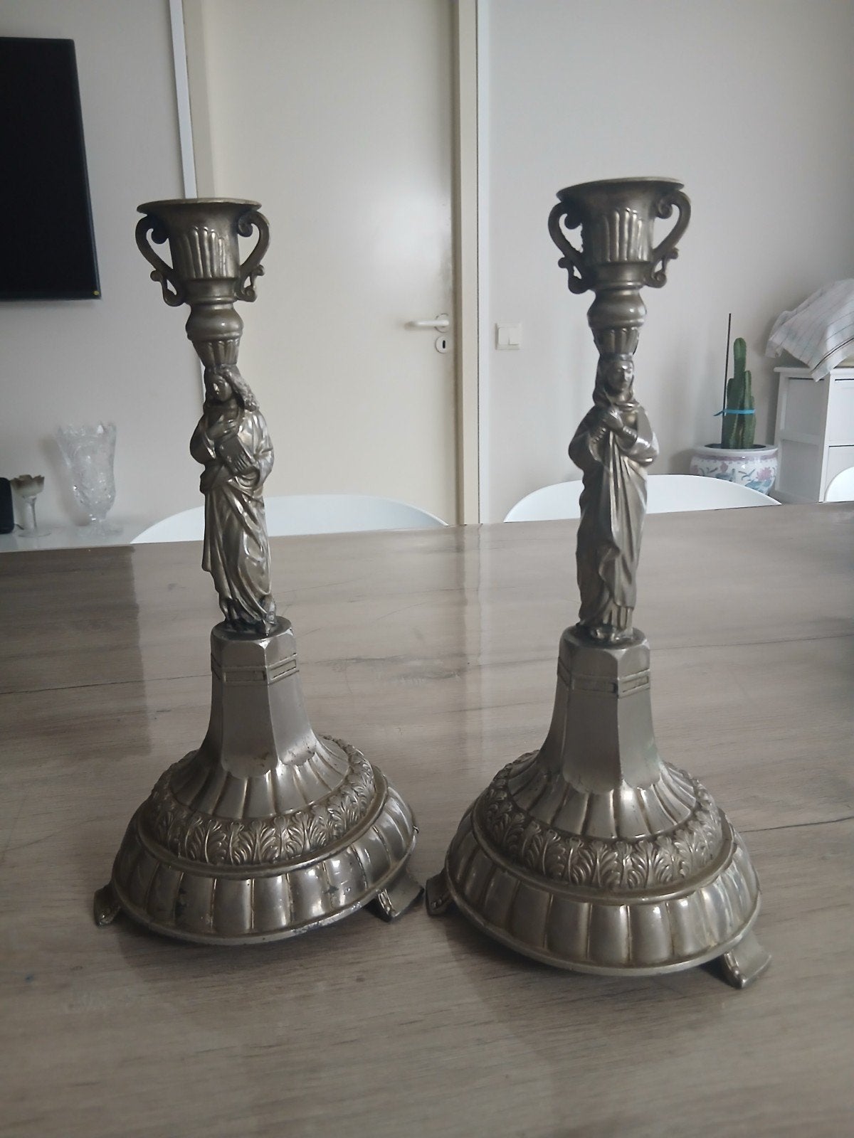 Paire de bougeoirs anciens en métal / régule à figures, Enlèvement ou Envoi