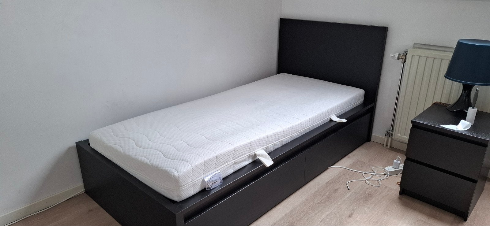 1 persoonsbed met latras, lattenbodem en nachtkastje, 90 cm, Enlèvement, 200 cm, Noir