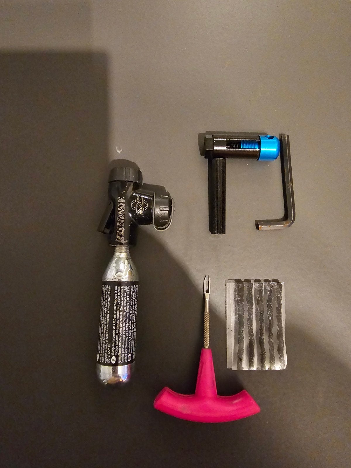 kit de réparation tubeless et mini-brise-chaîne, Enlèvement ou Envoi, Comme neuf, Outils de roue