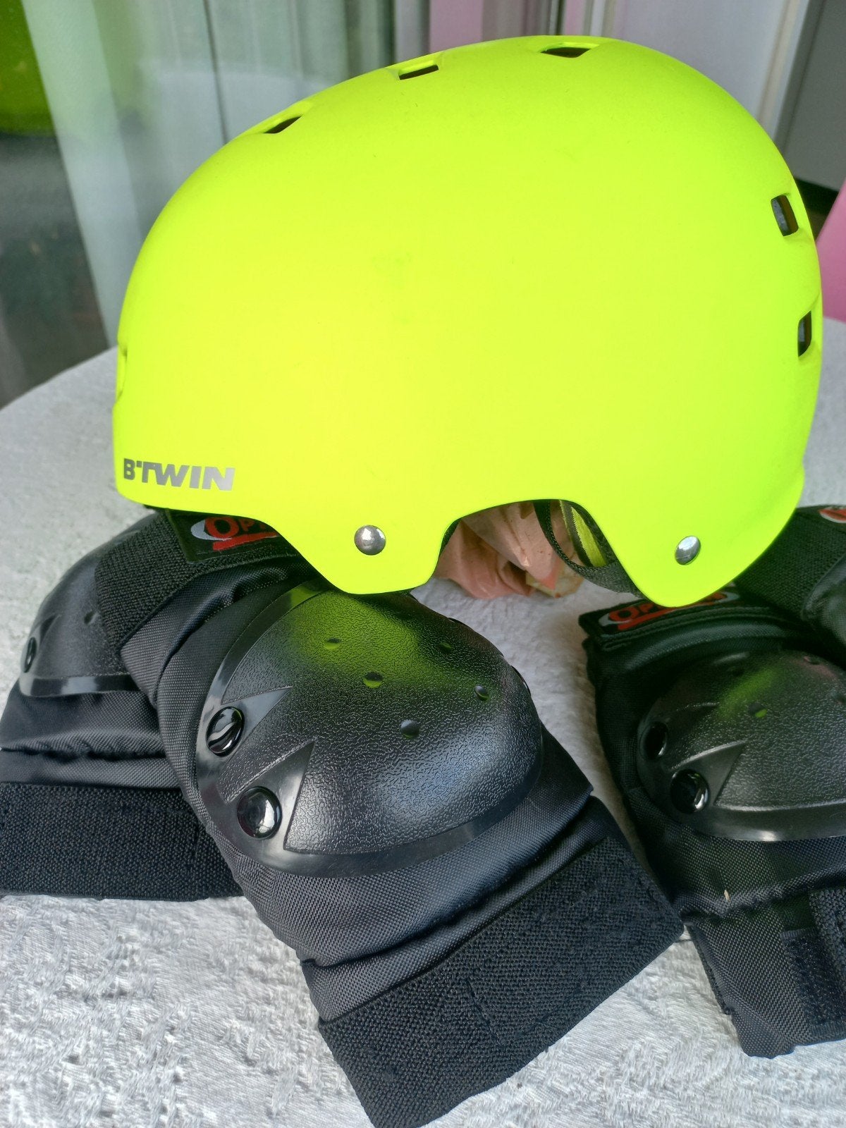 Casque et protections pour vélo. Junior, XXS, Garçon ou Fille, Comme neuf, BTwin