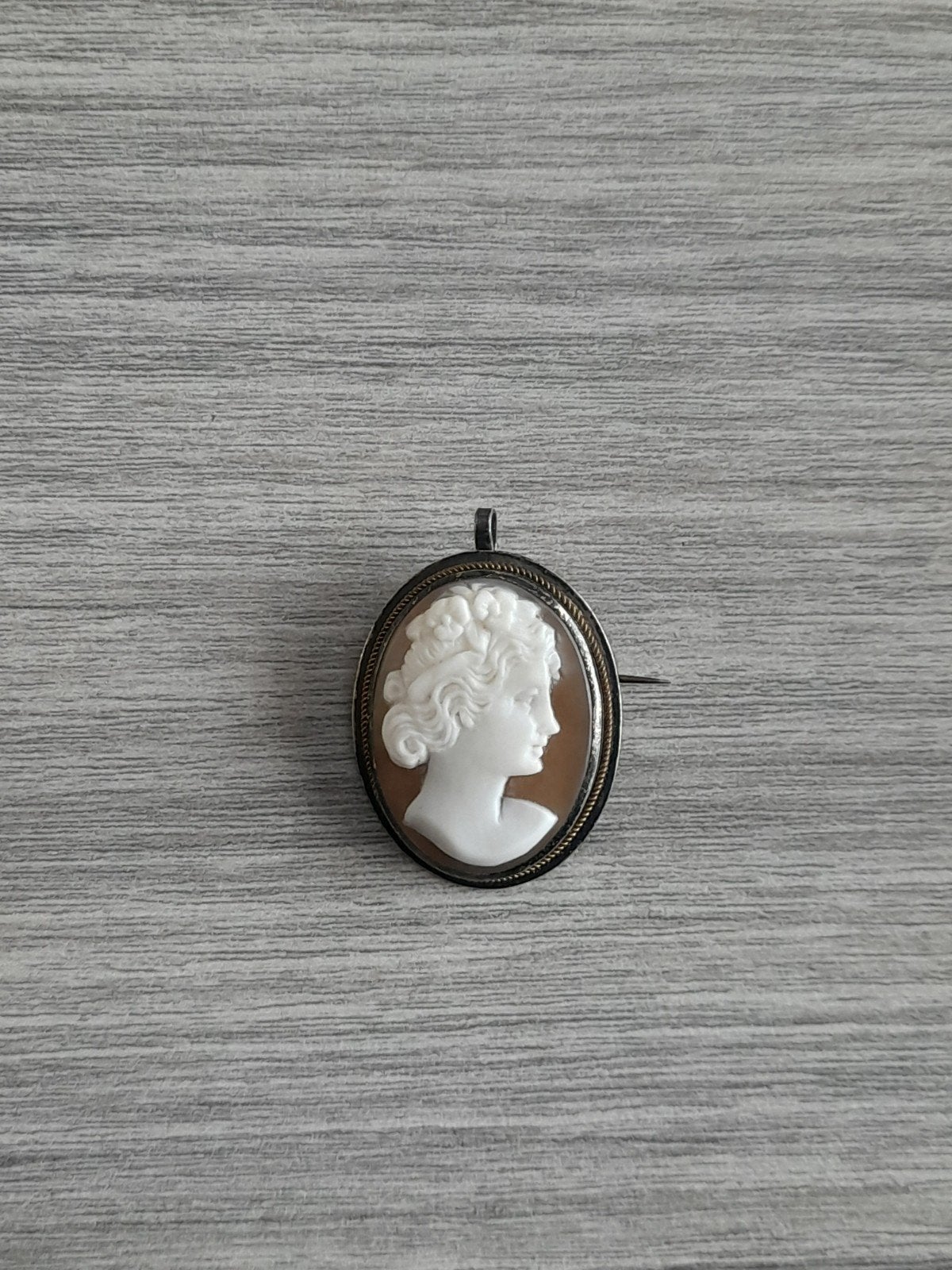 Zilveren camee broche/hanger, Enlèvement