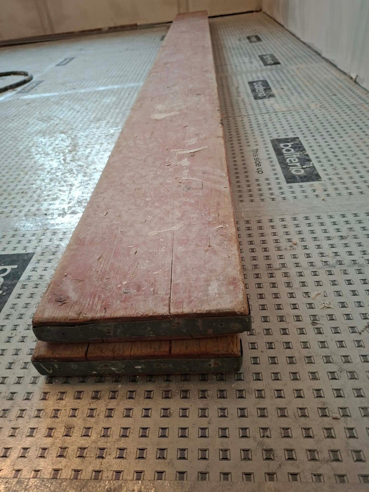 Gratis af te halen: 2 stevige houten planken/balken (3 meter, Bricolage & Construction, Enlèvement, Utilisé, Planche