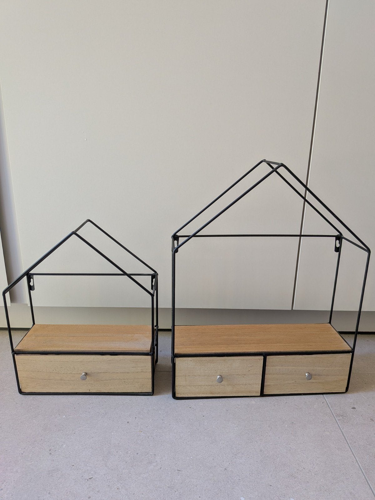 Twee nieuwe wandkastjes, Ophalen