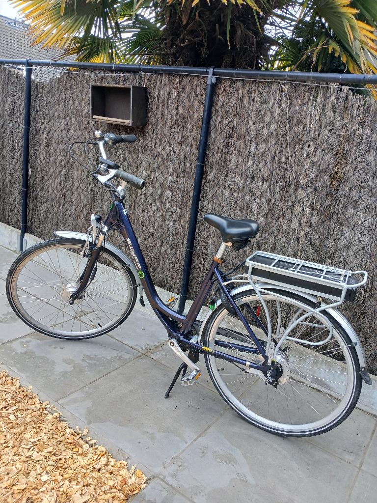 Elektrische fiets dames, Fietsen en Brommers, Elektrische fietsen, Ophalen, Zo goed als nieuw, 50 km per accu of meer