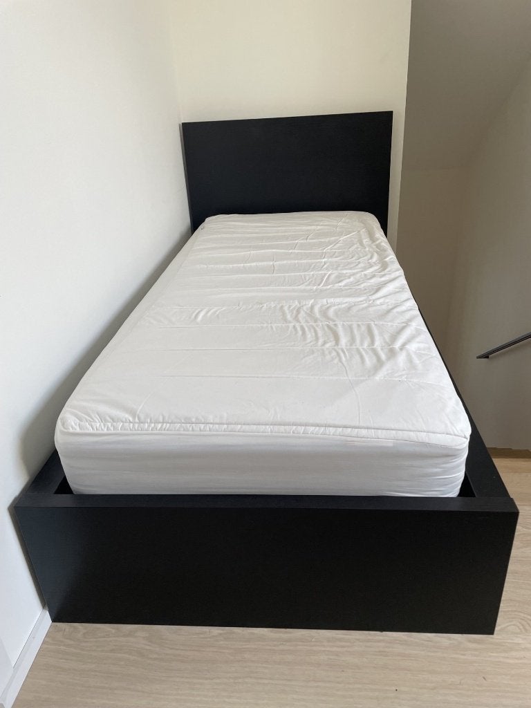 Bed in zwart hout met matras, Huis en Inrichting, Ophalen, Gebruikt, 90 cm, Eenpersoons