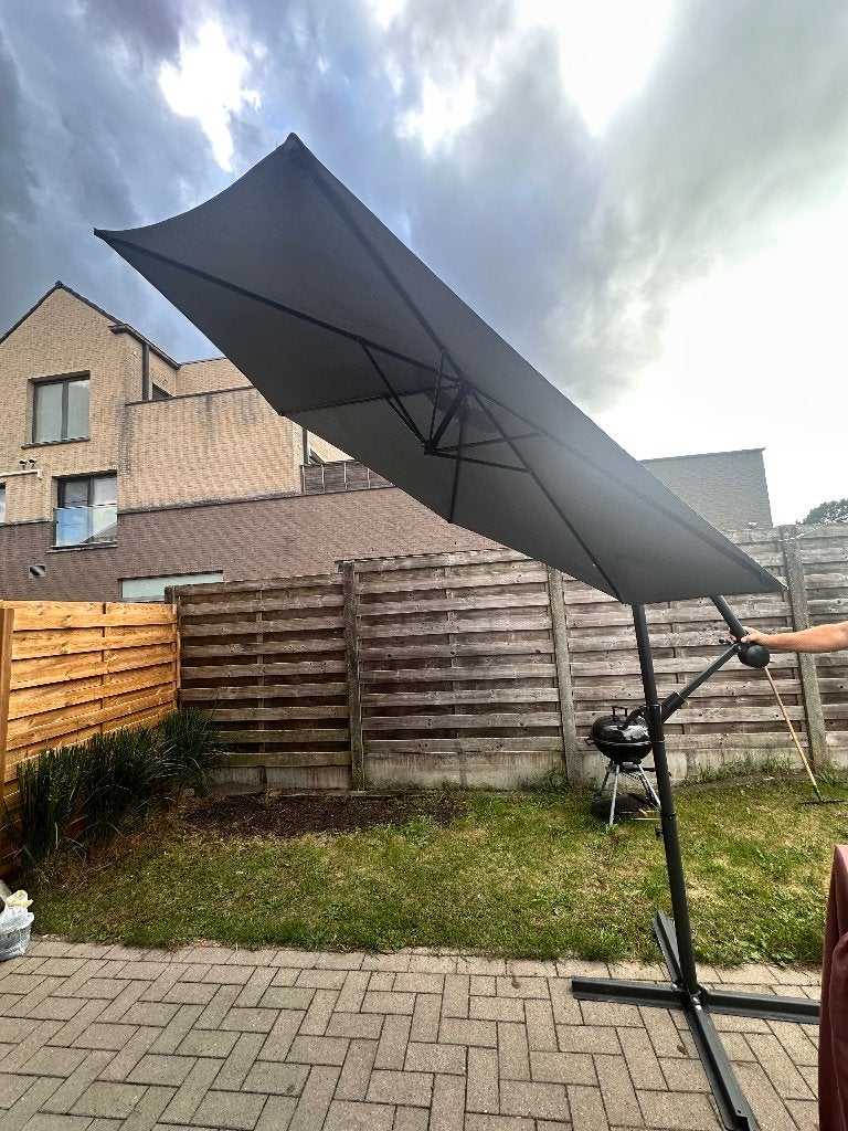 Grote grijze zweefparasol – zo goed als nieuw, Ophalen, Kantelbaar, Minder dan 1 meter, Zweefparasol