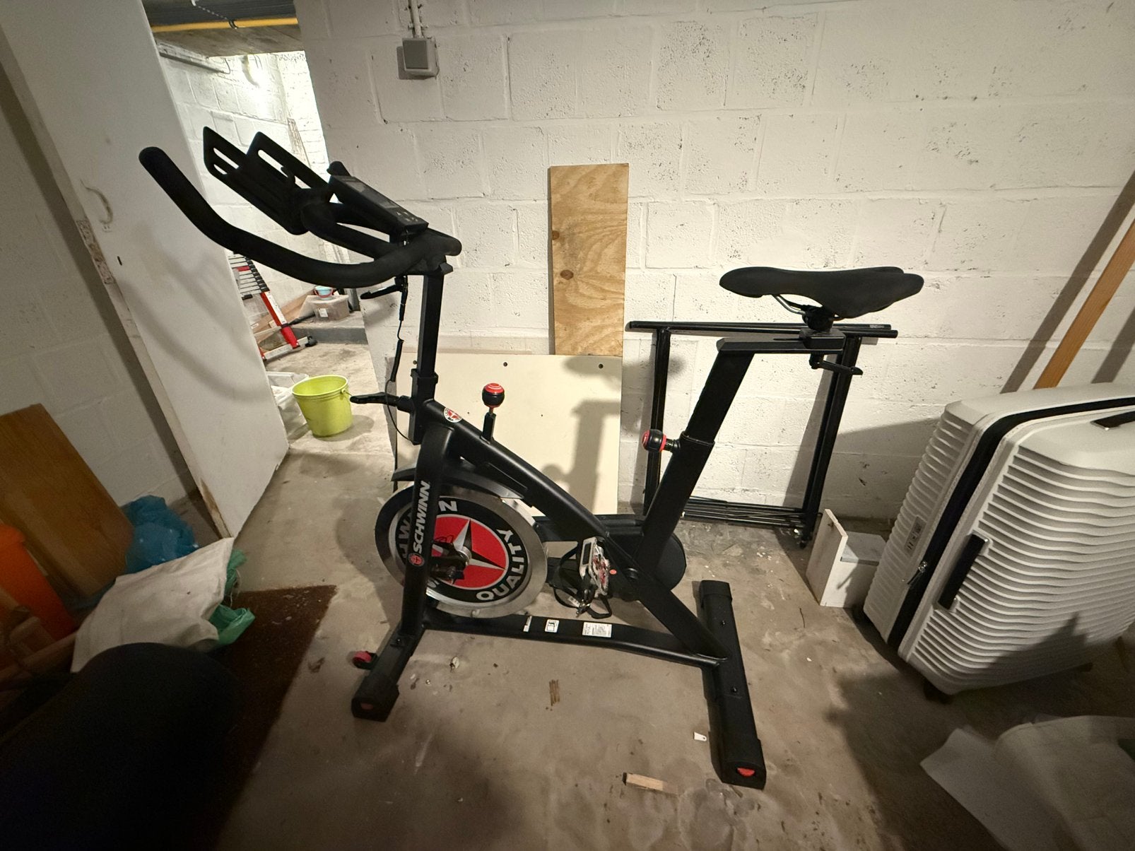 Velo schwinn ic7, Sports & Fitness, Jambes, Comme neuf, Enlèvement, Vélo d'appartement