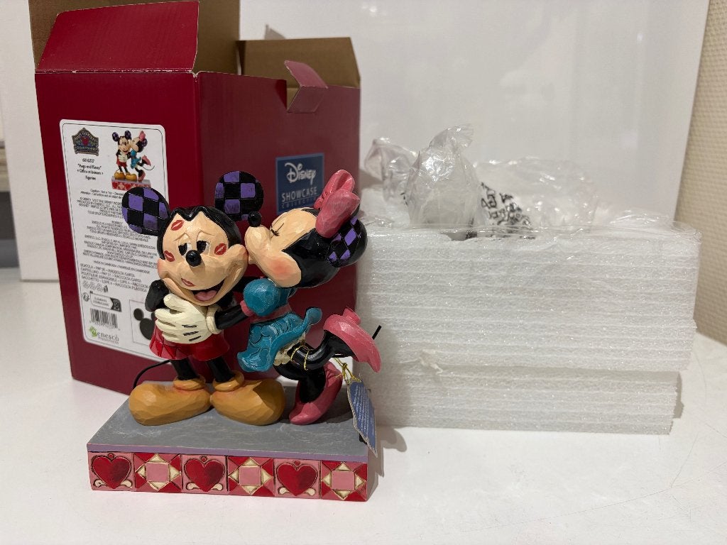 Disney showcase collection enesco hugs kisses, Ophalen, Mickey Mouse, Nieuw, Beeldje of Figuurtje