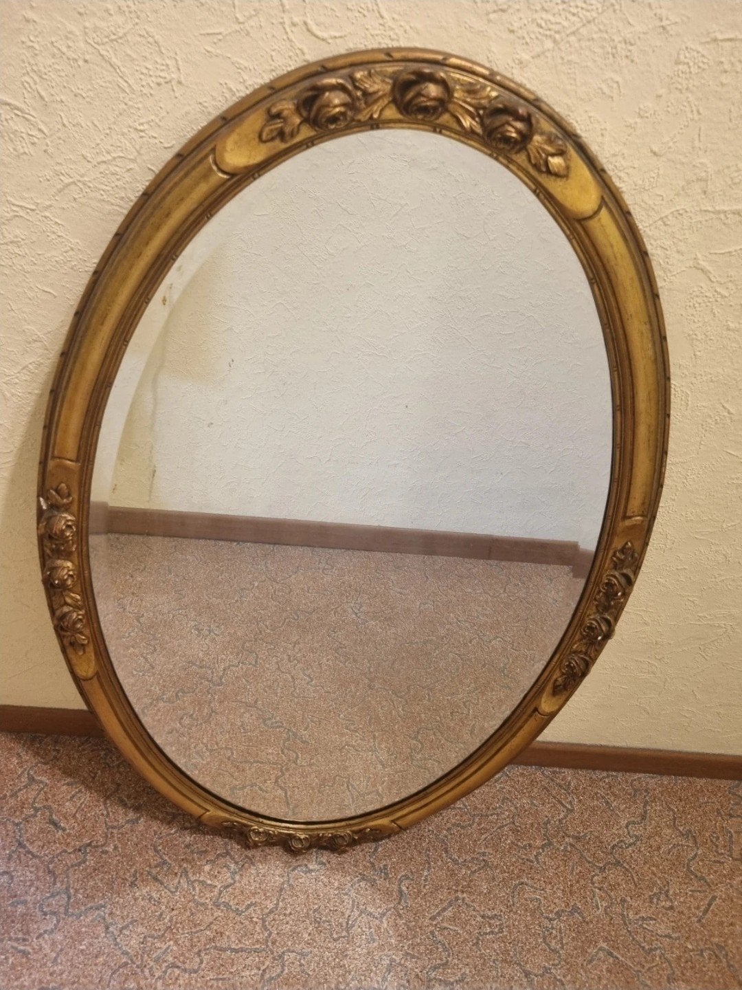 Miroir vintage massif en bois, ouvragé et finement doré, Antiquités & Art, Enlèvement, Ovale, 50 à 100 cm, 100 à 150 cm