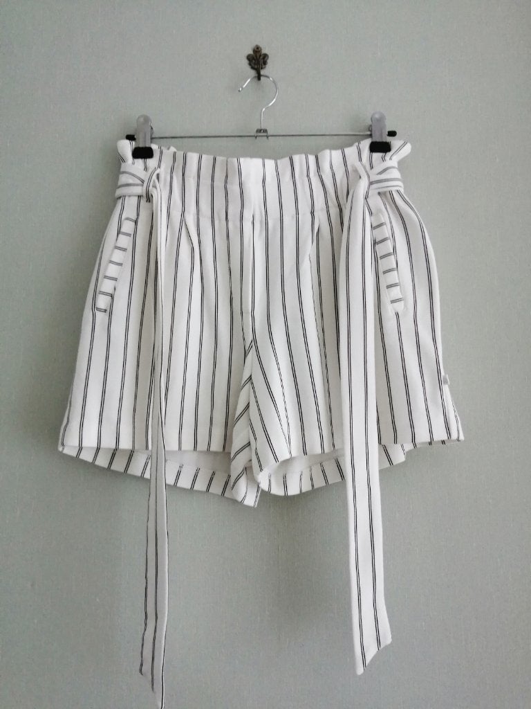 mooie short wit/zwart  Awesome maat 14 jaar, Kinderen en Baby's, Kinderkleding | Maat 164, Broek, Meisje, Awesome by Someone, Ophalen of Verzenden