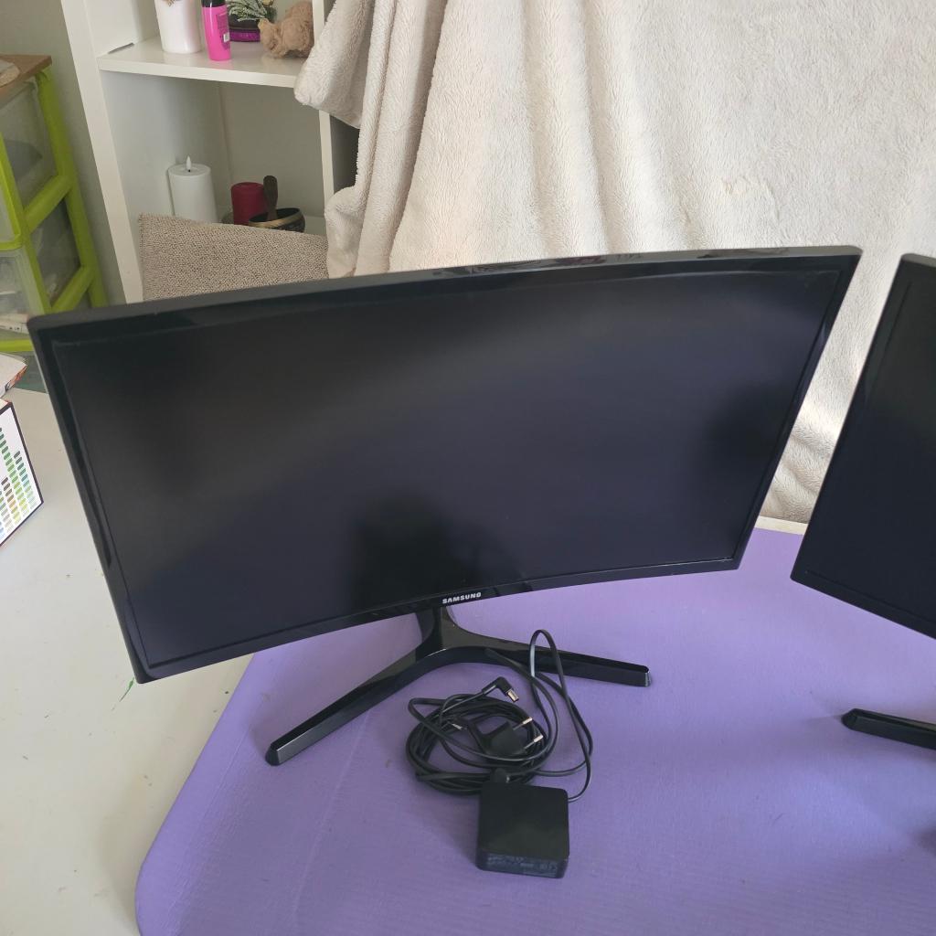 2 écrans PC 24" incurvé Samsung C24F396FHU — Full HD 1080p, 3 à 5 ms, Incurvé, HDMI, VA