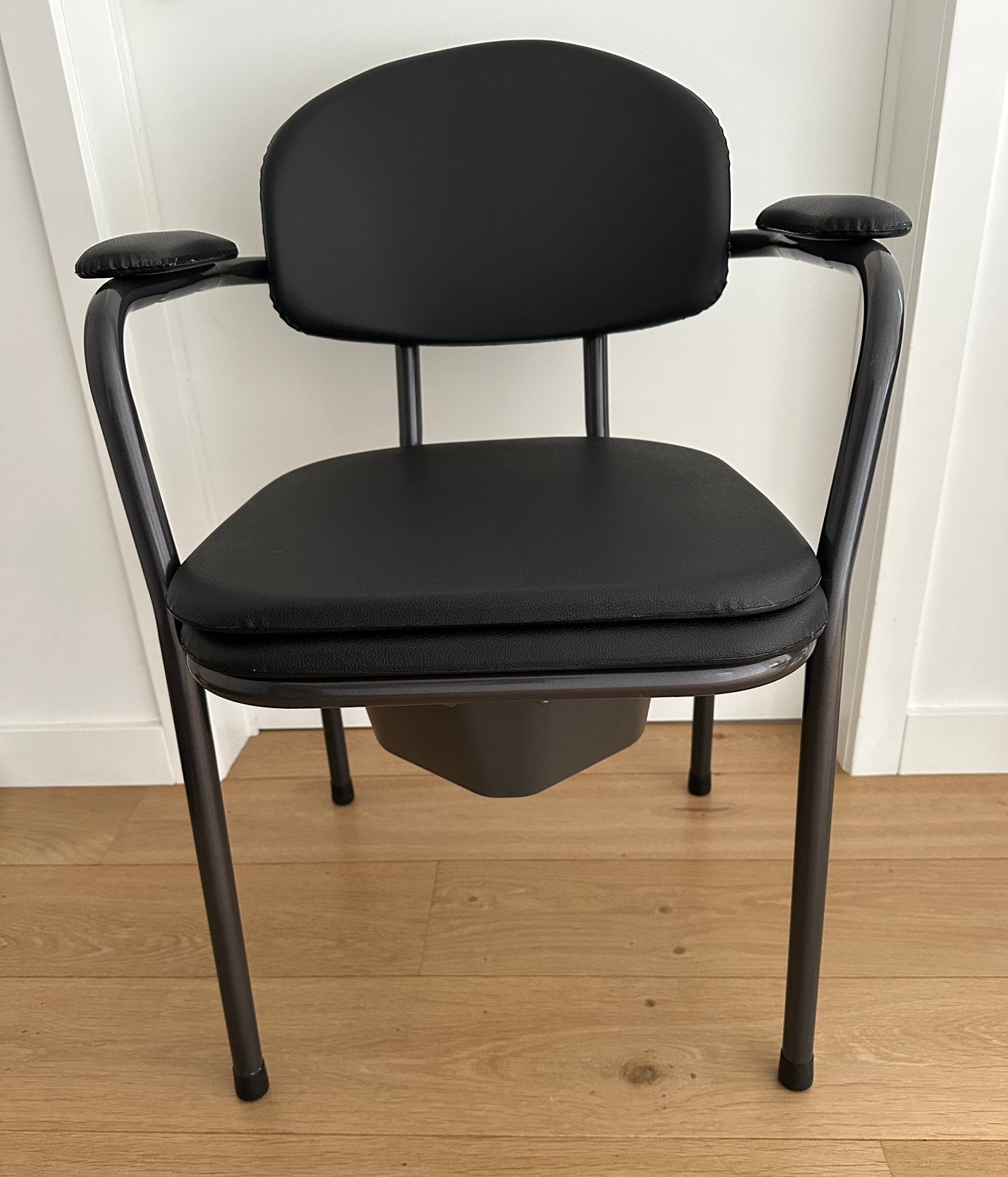 Toiletstoel: Vermeiren model 9062, in perfekte staat : 25€, Diversen, Verpleegmiddelen, Ophalen, Zo goed als nieuw