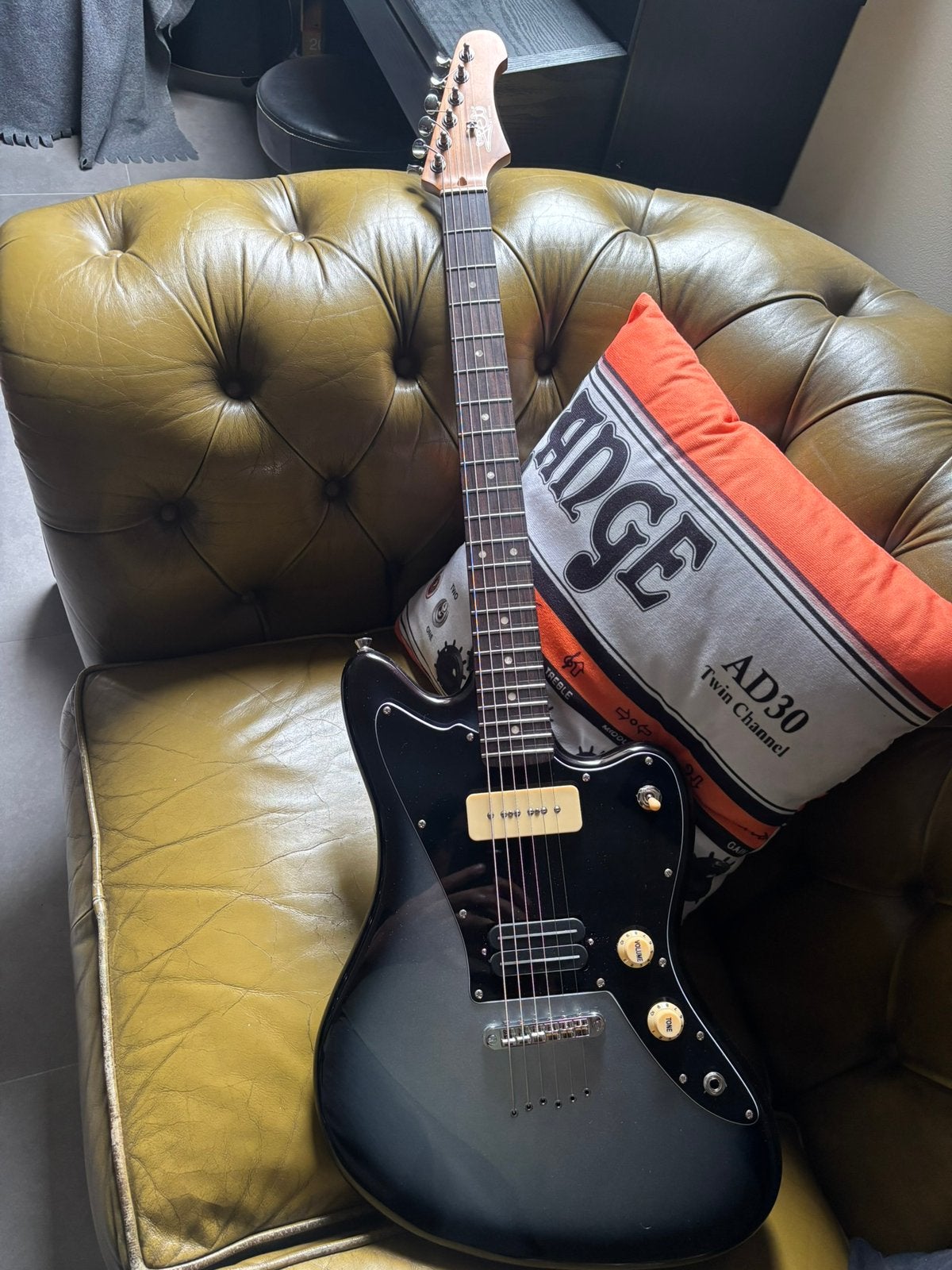 JET JJ-350 jazzmaster Moonburst w/SD black winter, Musique & Instruments, Instruments à corde | Guitares | Électriques, Comme neuf