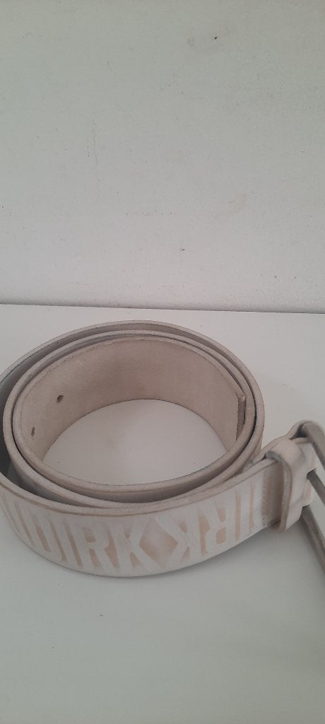 Dirk Bikkembergs lederen riem, Ophalen