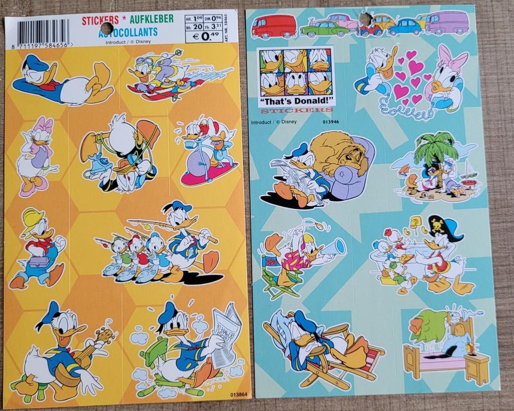 Donald Duck en Daisy Duck: 2 stickervellen, Ophalen of Verzenden, Donald Duck, Zo goed als nieuw, Plaatje of Poster