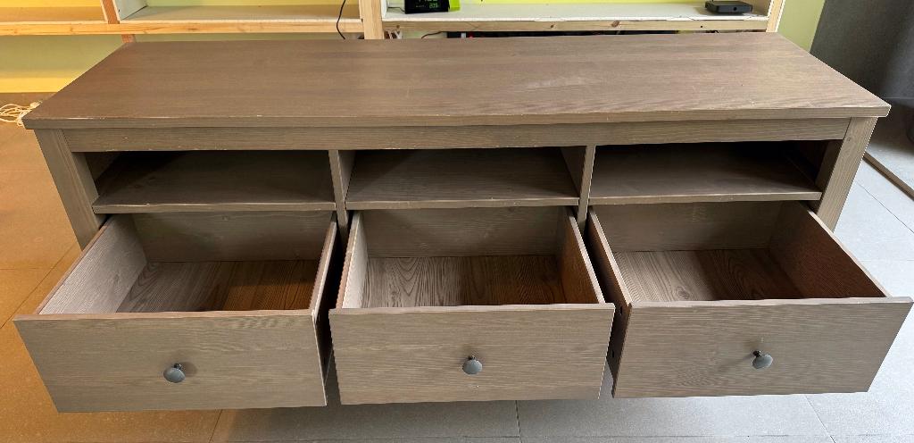 TV kast, Enlèvement