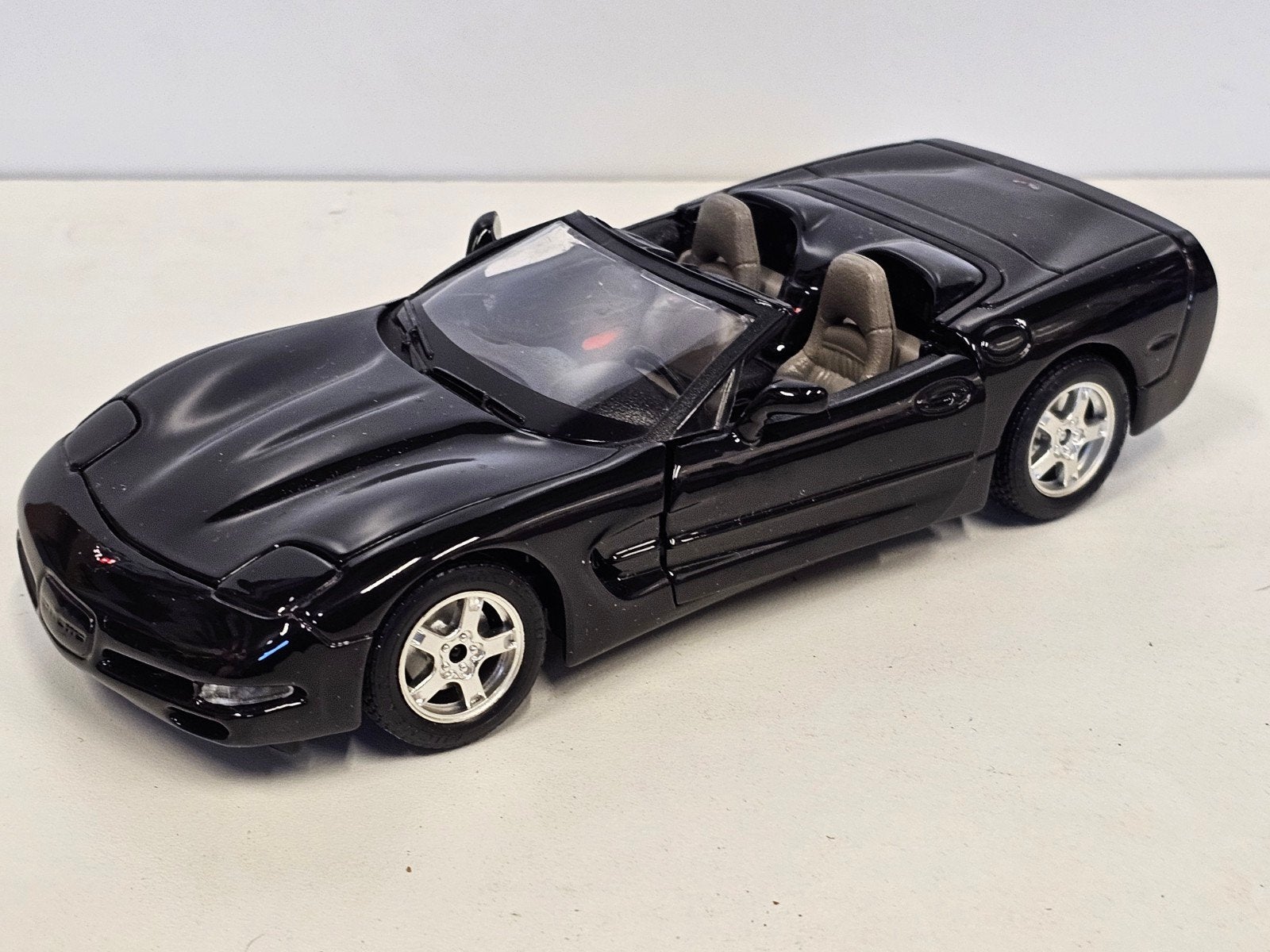 Chevrolet Corvette uit 1997 in schaal 1/24, geproduceerd in, Hobby en Vrije tijd, Ophalen of Verzenden