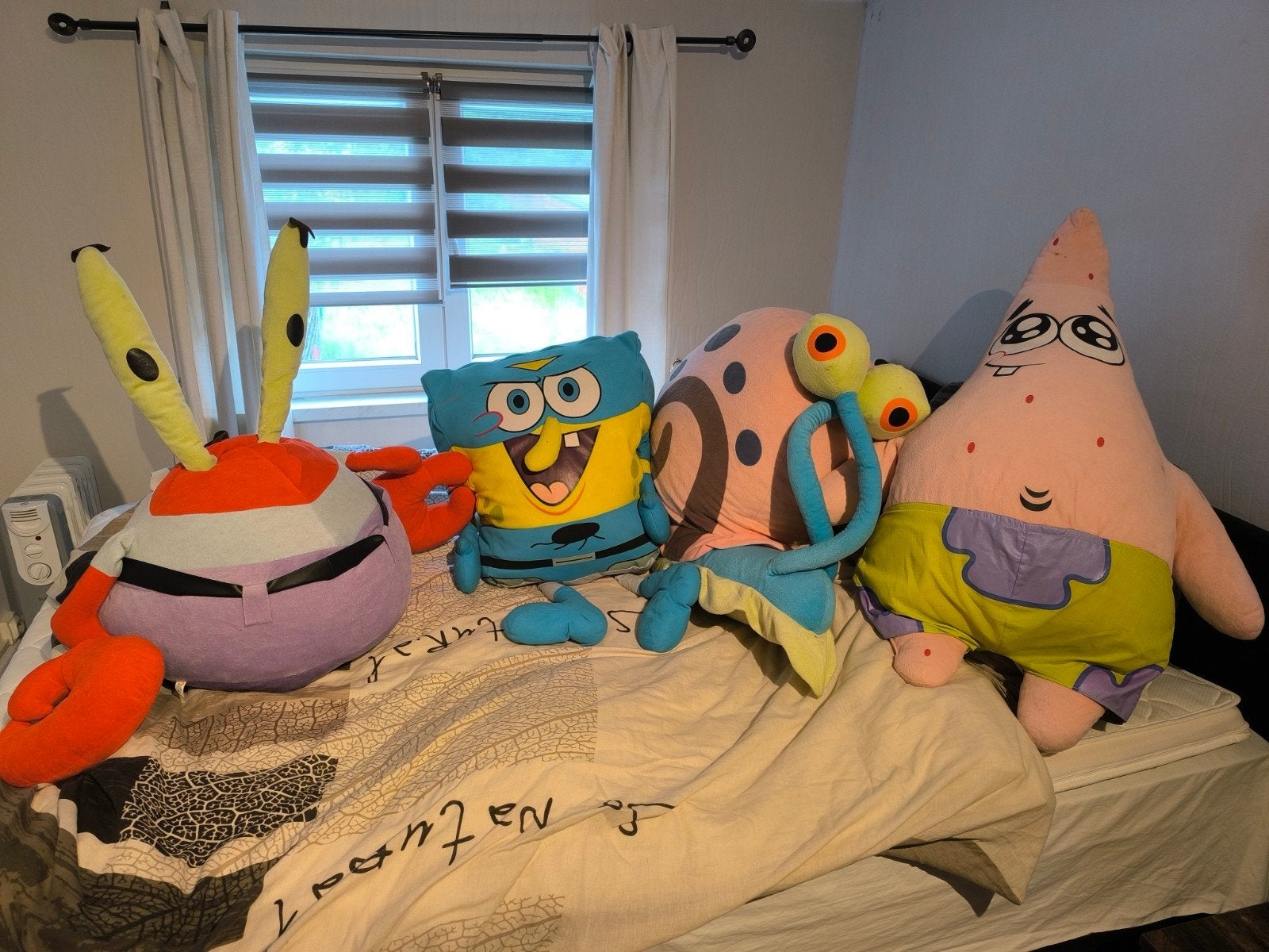 Grande peluche bob l' éponge, crabe, escargot, étoile 80 cm