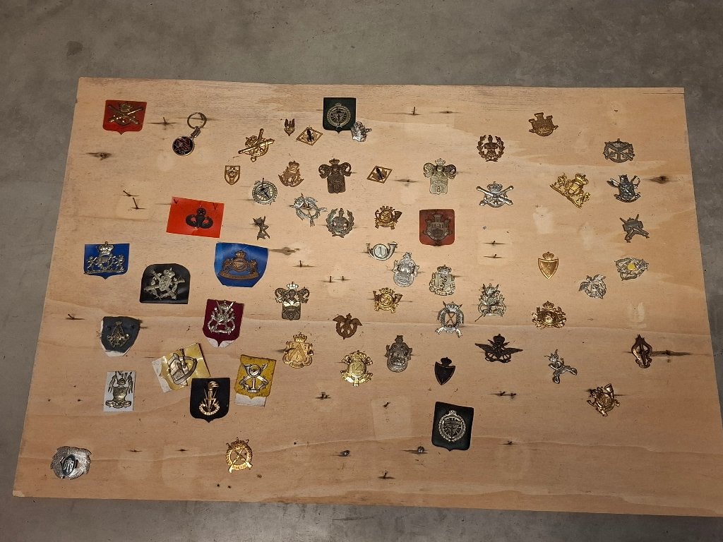 Leger militaria insignes emblemen, Ophalen