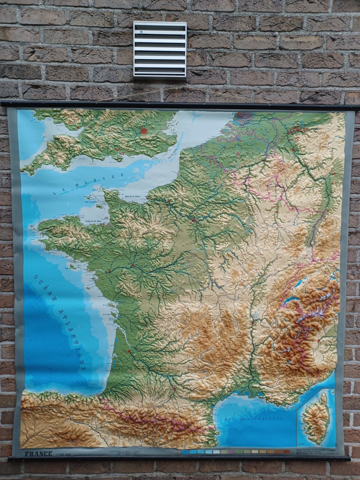 Antieke reliëf schoolkaart France, Ophalen