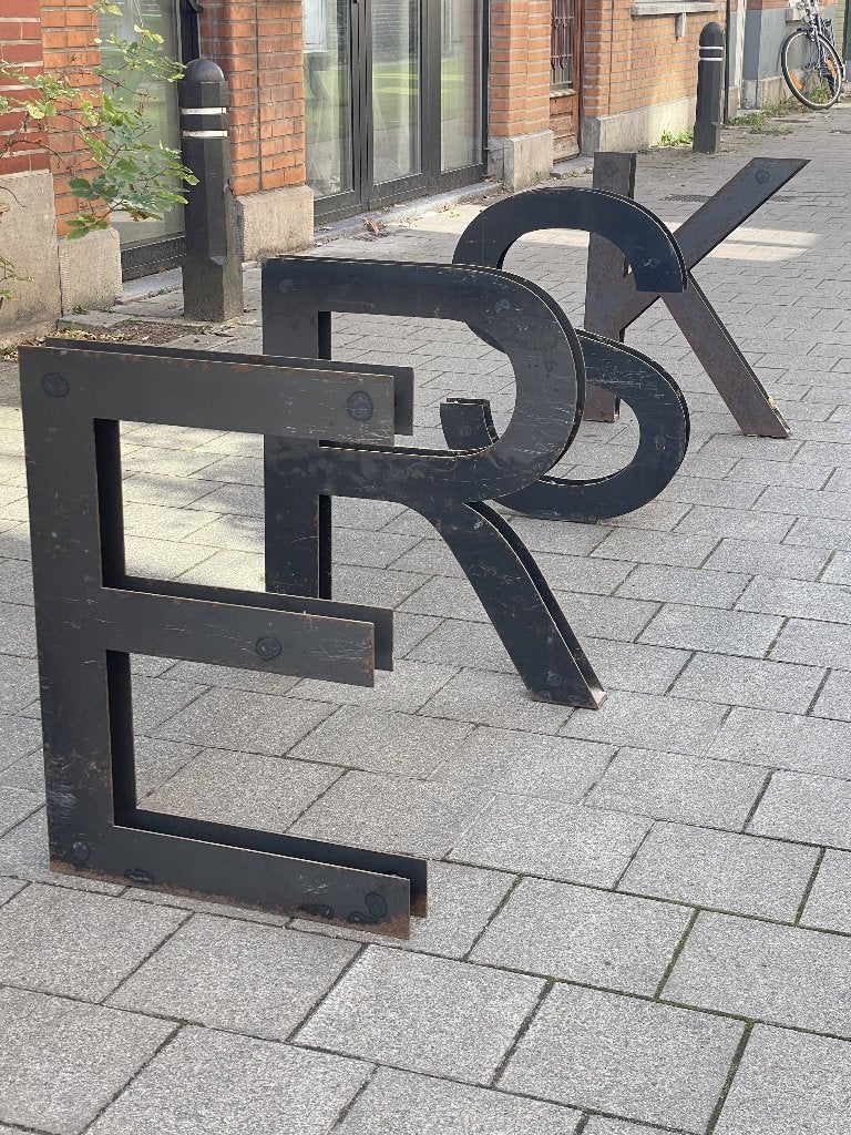 Letters in kortenstaal, Enlèvement, Comme neuf