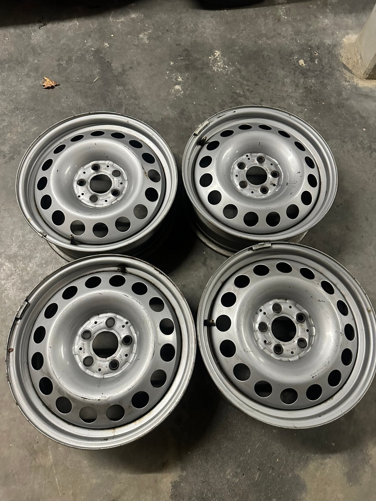 4 jantes acier Mercedes 17″ avec caches et boulons, Enlèvement, Mercedes-Benz