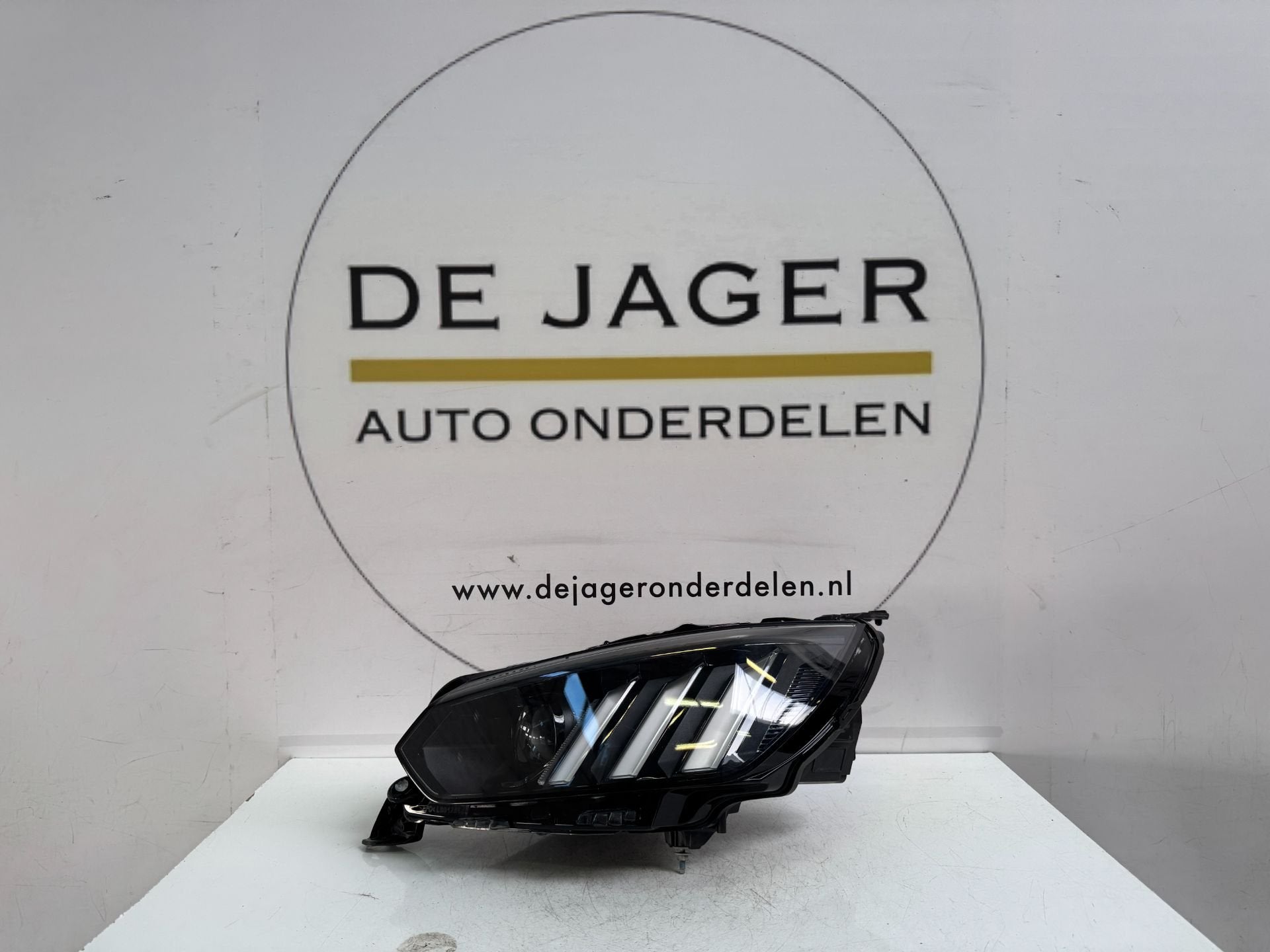 PEUGEOT 208 II 2008 II PHARE FULL LED GAUCHE 9823194180, Taurusavenue 1
2132 LS  Hoofddorp, NL, Contact.group@renault.com, Stellantis N.V.