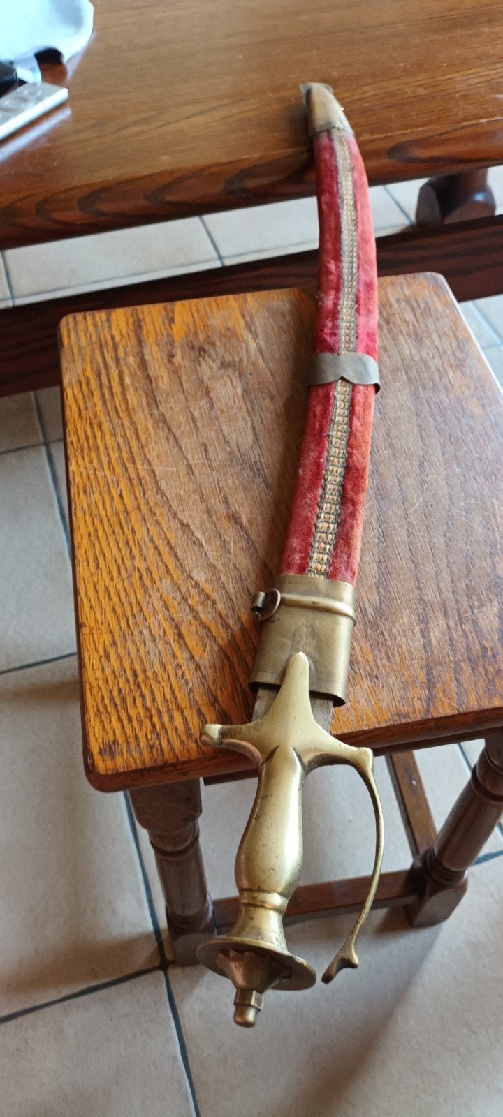 Indische sabel met messing handvat, Ophalen