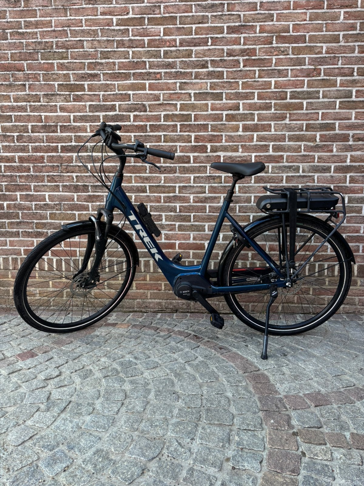 Elektrische fiets Trek District+ 2 (2023), Fietsen en Brommers, Zo goed als nieuw, 51 tot 55 cm, 50 km per accu of meer, Ophalen