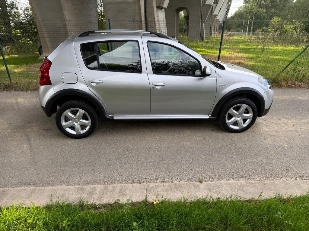 Dacia Sandero1.6i/85CV/Euro 5/Prêt immatriculation/15.000km!, Auto's, Voorwielaandrijving, Stof, Zwart, 4 cilinders