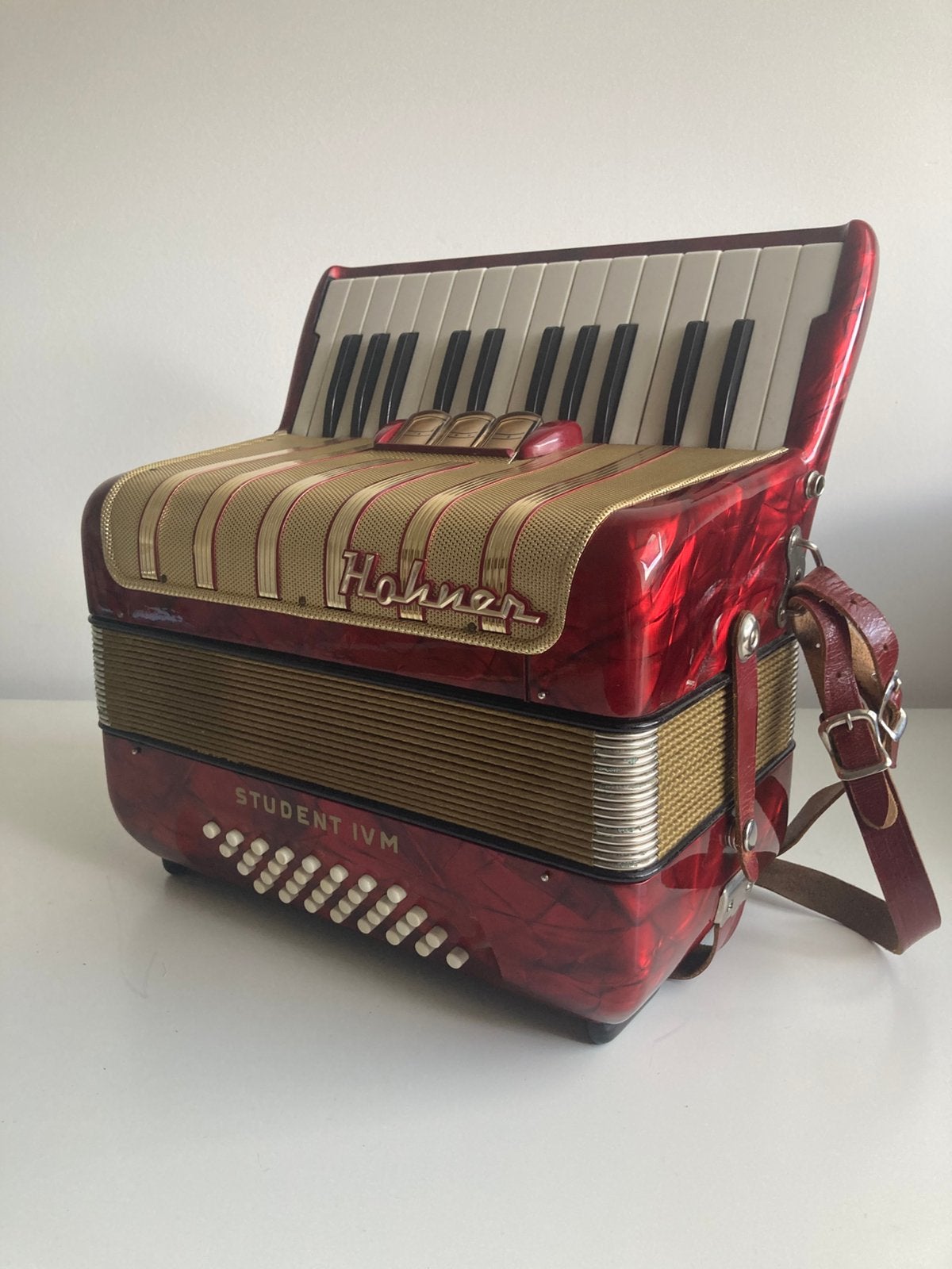 Red Hohner Student IVM 32 Piano Accordeon, Muziek en Instrumenten, Ophalen, 32-bas, Met koffer, Zo goed als nieuw