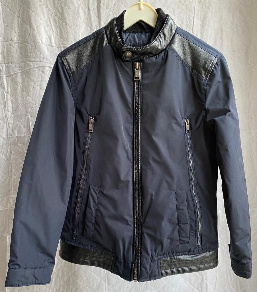 GUESS zwarte jas - 7 jaar / maat 122, Kinderen en Baby's, Kinderkleding | Maat 122, Ophalen of Verzenden, Zo goed als nieuw, GUESS
