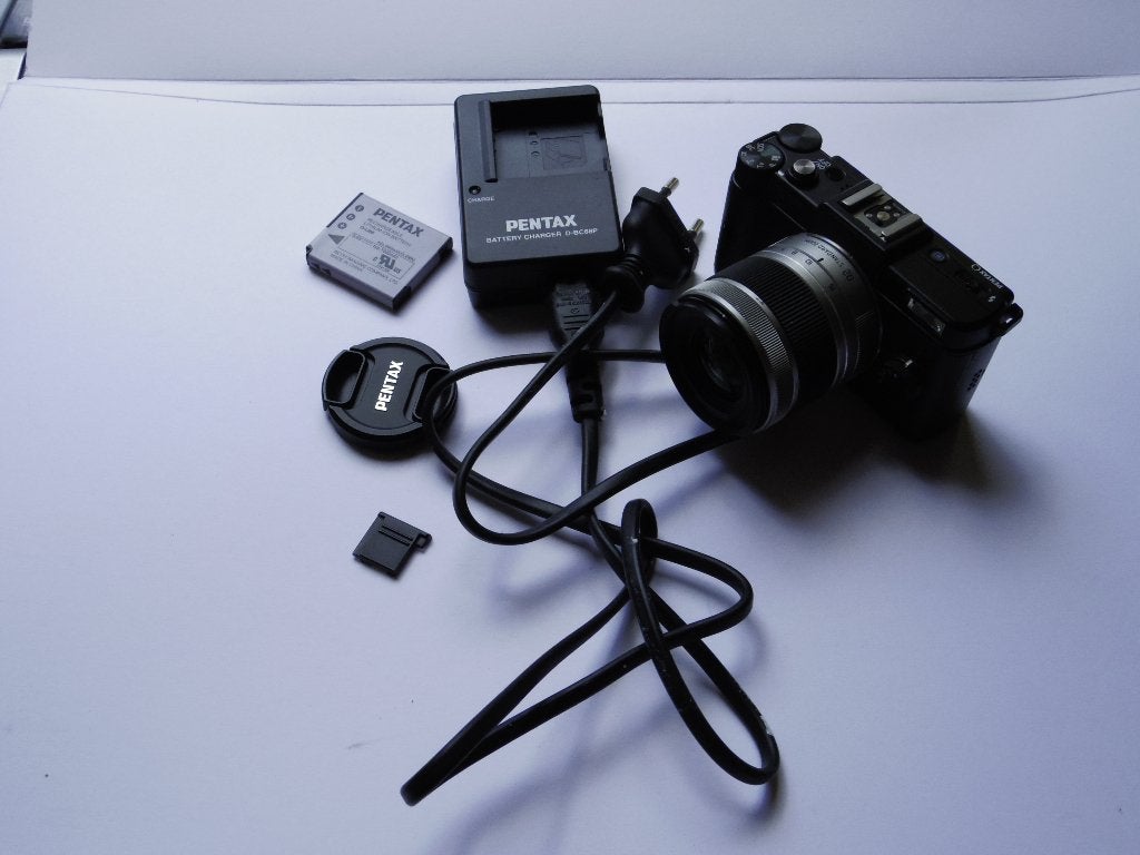 Boîtier noir et objectif standard du Pentax Q, TV, Hi-fi & Vidéo, Enlèvement ou Envoi, 12 mégapixels, Moins de 4 fois, Comme neuf