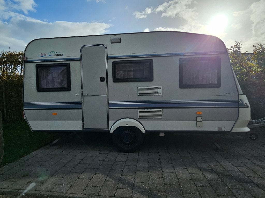 Caravan Hobby Classic 430 + voortent, Hobby, Particulier, Siège standard, Lit transversal