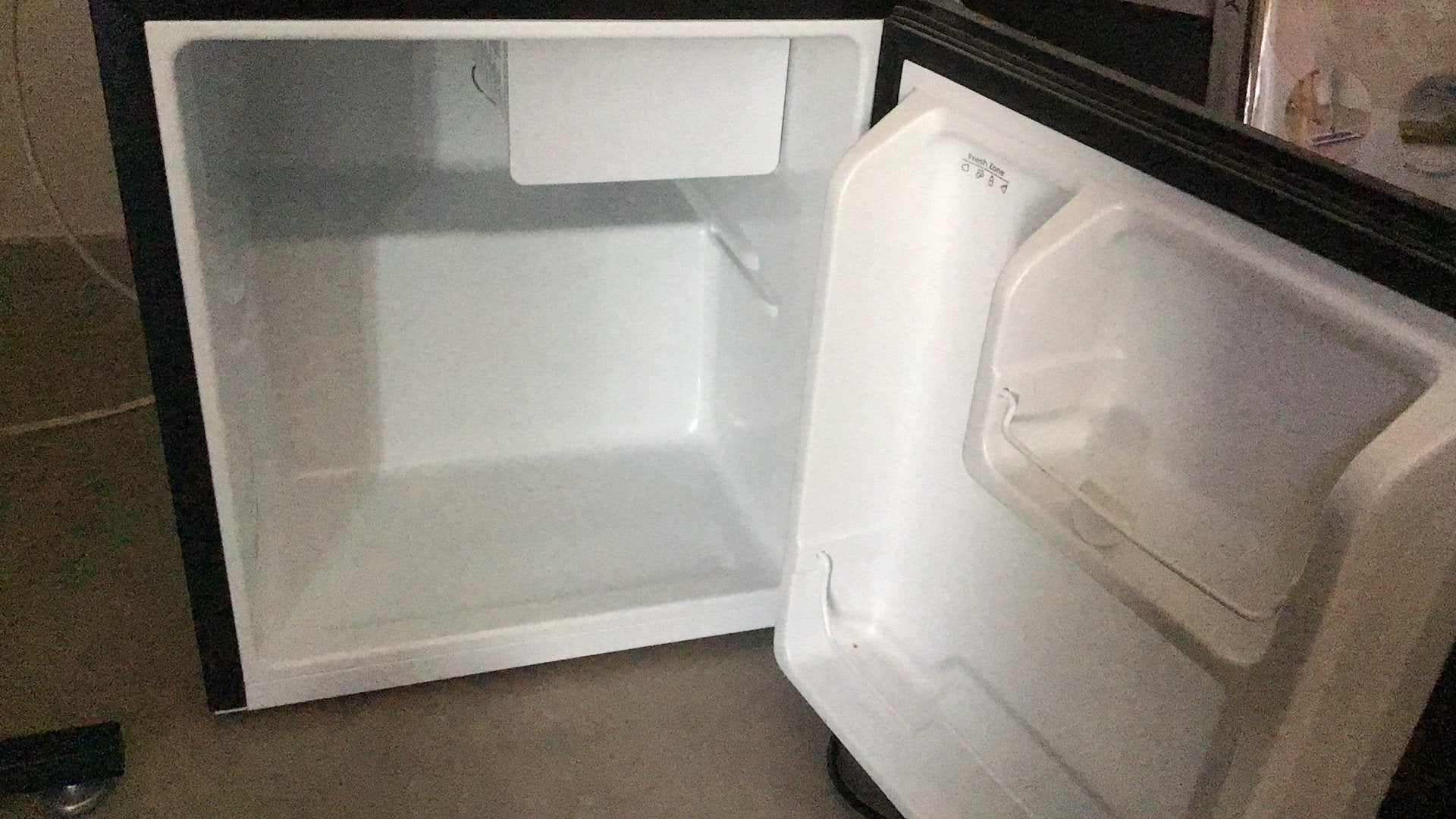Kleine zwarte frigo met vriesvakje voor ijsblokjes, Elektronische apparatuur, Koelkasten en IJskasten, Ophalen of Verzenden, Zo goed als nieuw