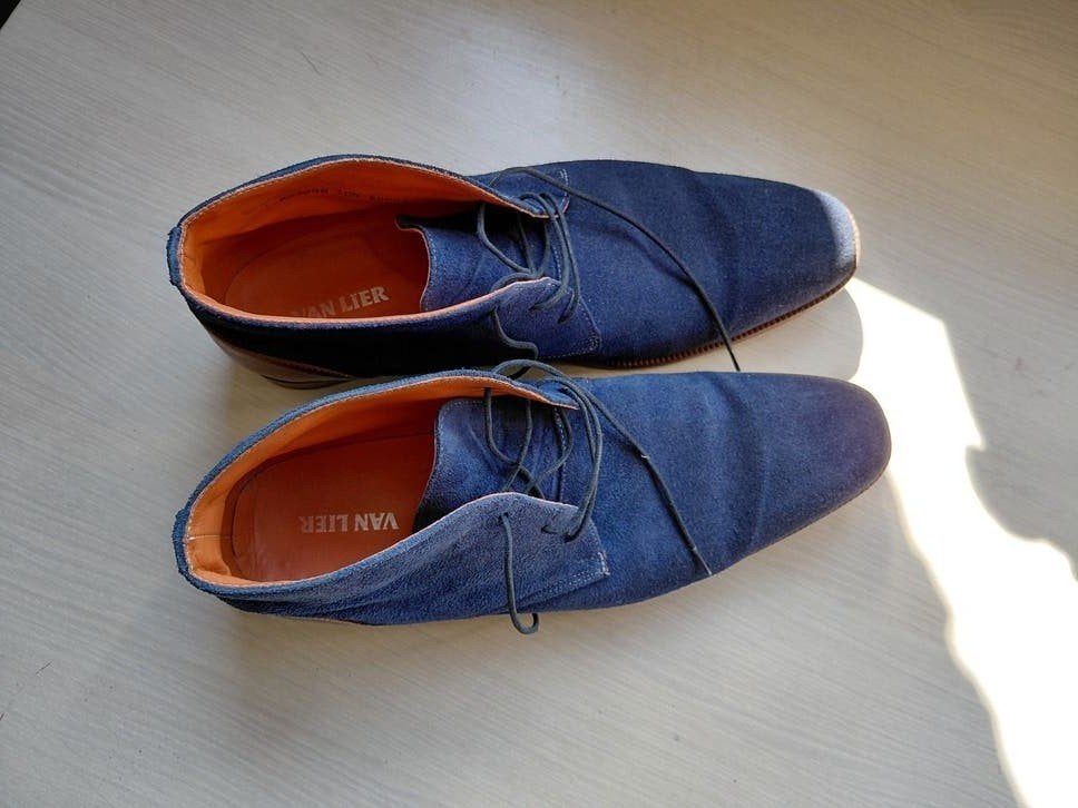 Blauwe geklede herenschoenen, Ophalen