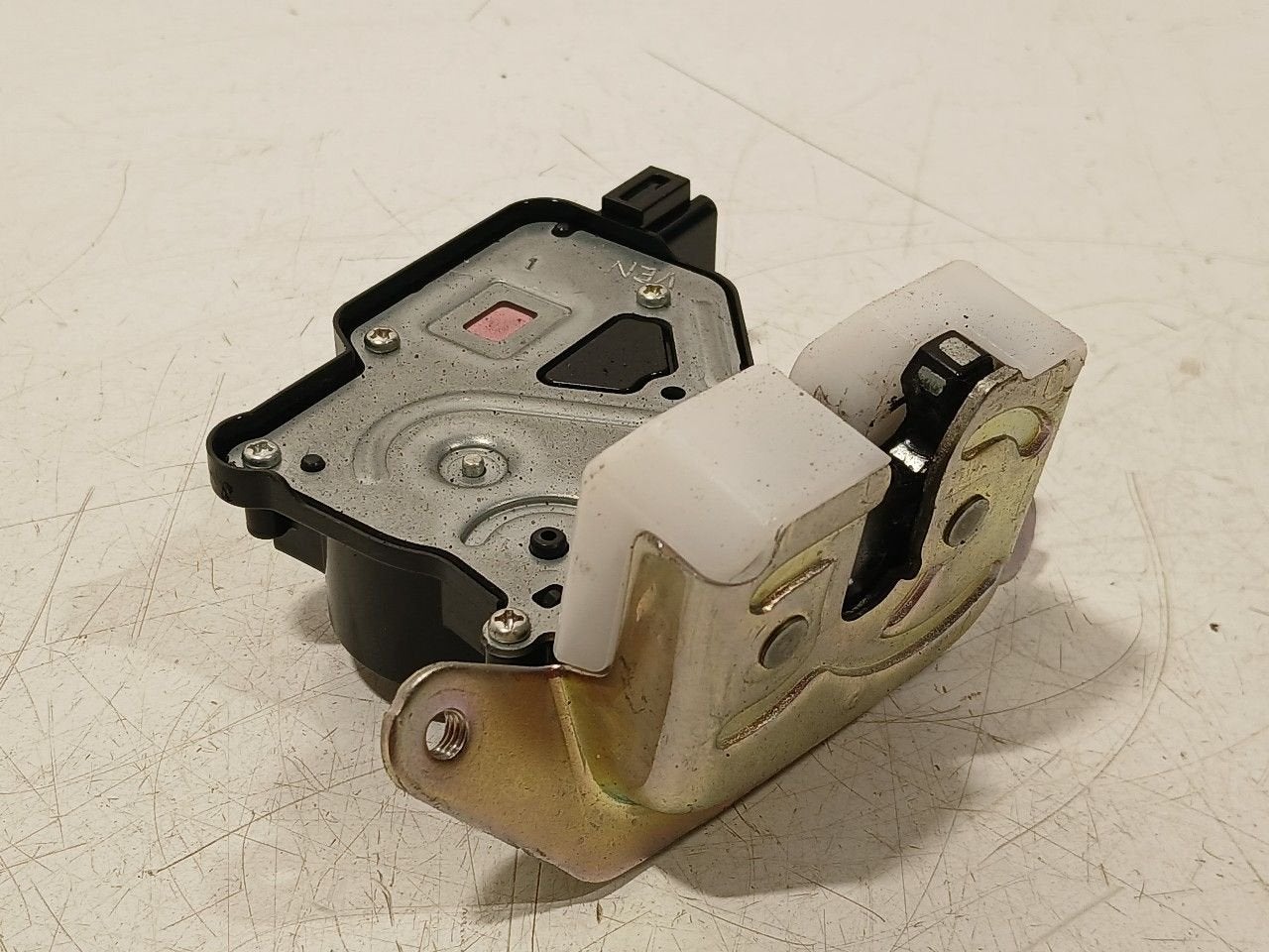 Slot mechaniek kofferdeksel achterklep elektrisch Suzuki Swi, Onderdelen@venauto.nl, Van der Ven Autorecycling B.V., Ettenseweg 76, 4706 PB Roosendaal, The Netherlands