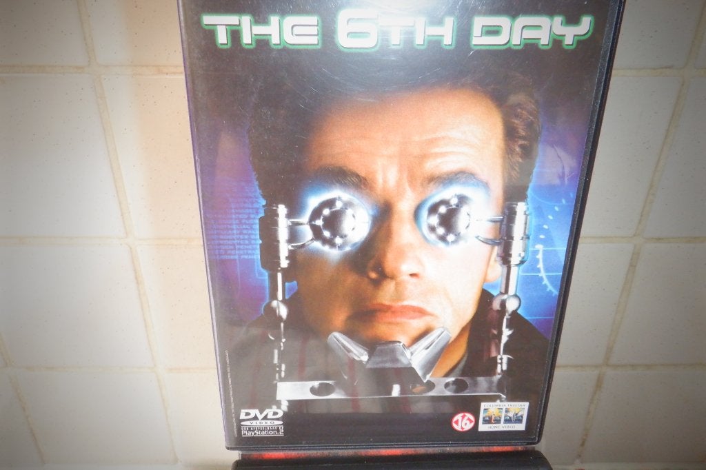 DVD The 6 TH Day.(Schwarzenegger), CD & DVD, DVD | Action, À partir de 16 ans, Enlèvement ou Envoi, Comme neuf, Thriller d'action