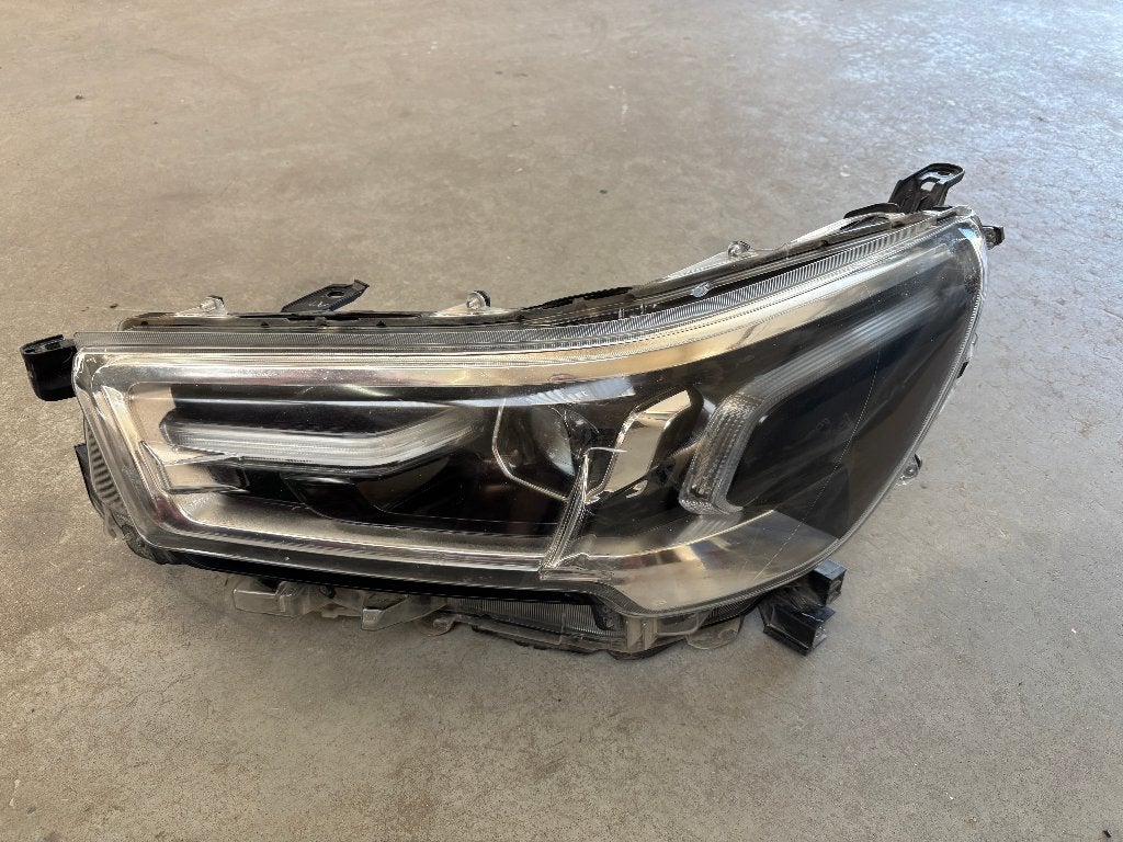 Phare Avant Gauche d'origine Toyota Hilux - Réf: 81150-0KU80, Enlèvement, Utilisé, Toyota