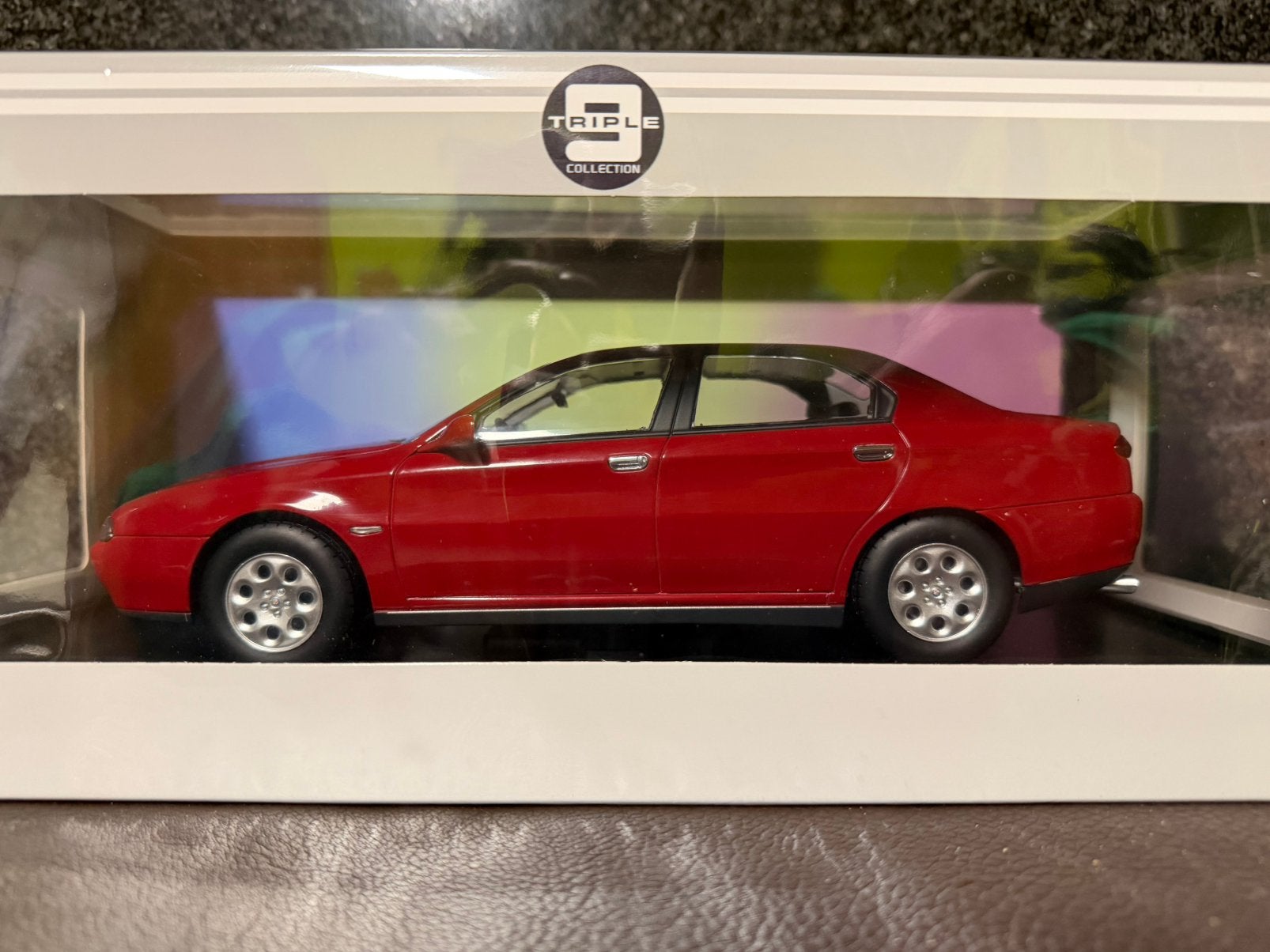 Modèle Alfa Romeo 166 à l'échelle 1/18  triple 9 rouge., Enlèvement ou Envoi, Comme neuf, Voiture, Autres marques