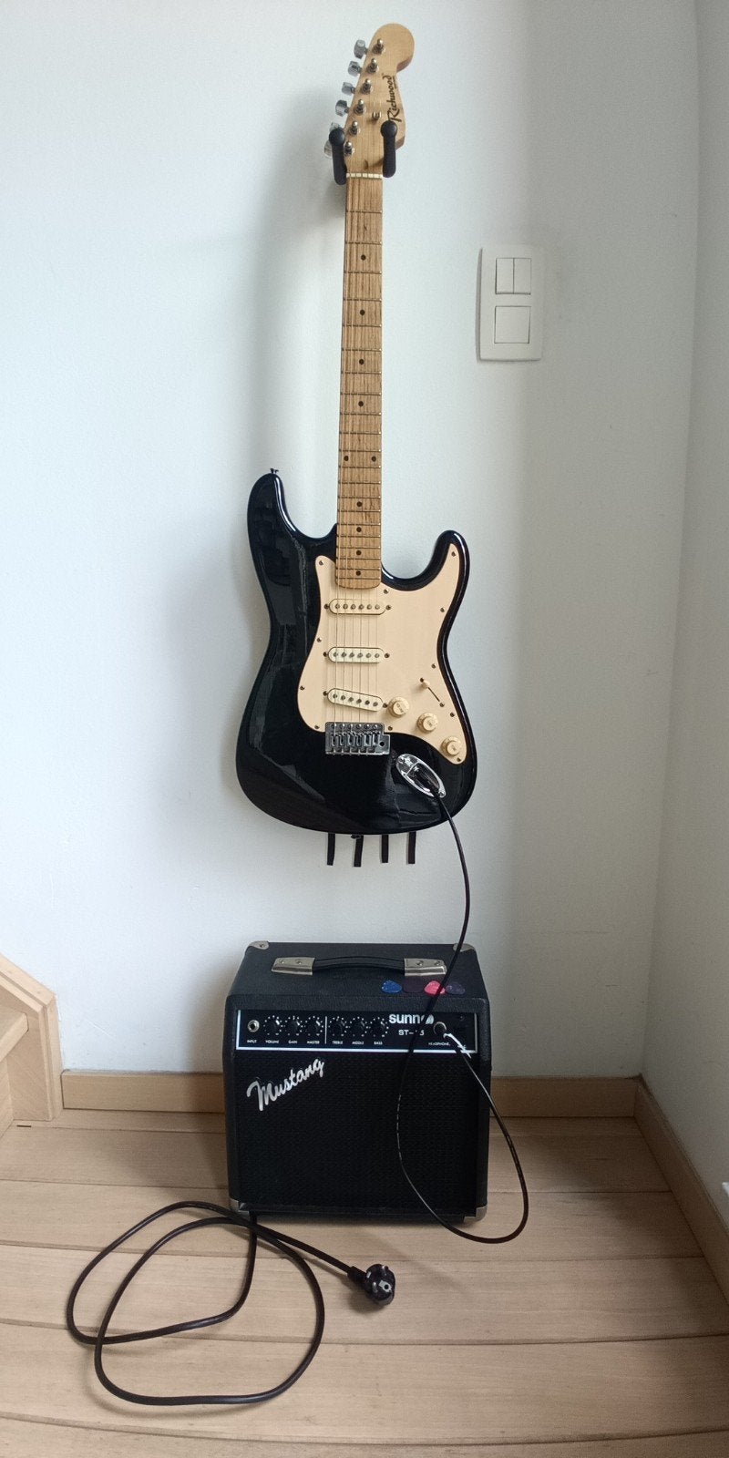 Electrische gitaar richwood, versterker 15w by fender, Muziek en Instrumenten, Snaarinstrumenten | Gitaren | Bas, Ophalen