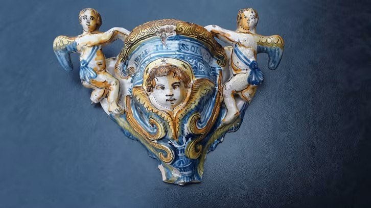 17e eeuws majolica wijwatervat / bodemvondst ., Ophalen of Verzenden
