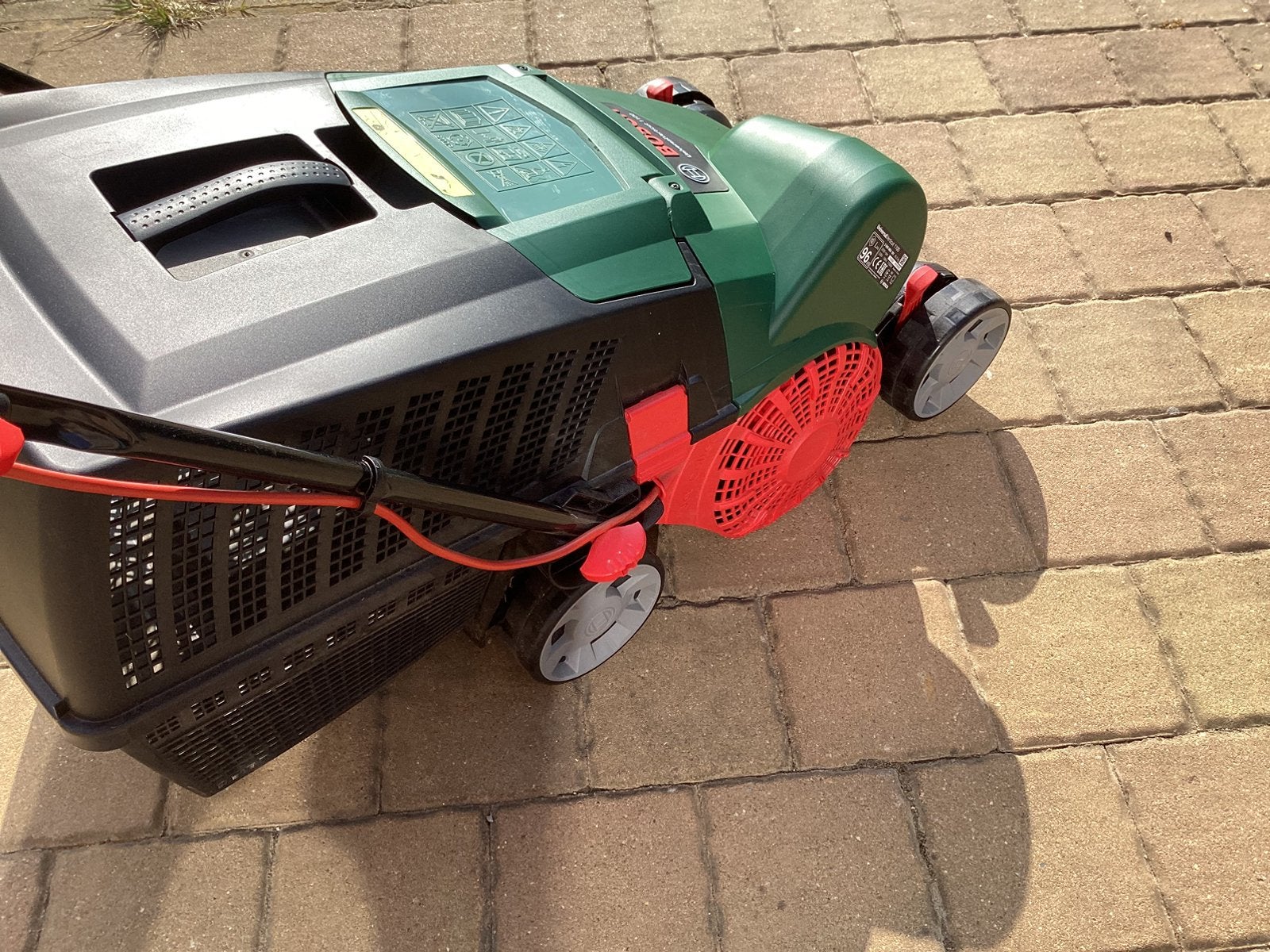 Boch universal verticut 1100 scarificateur électrique 32 cm, Neuf, Sac de ramassage, 30 à 39 cm, Enlèvement