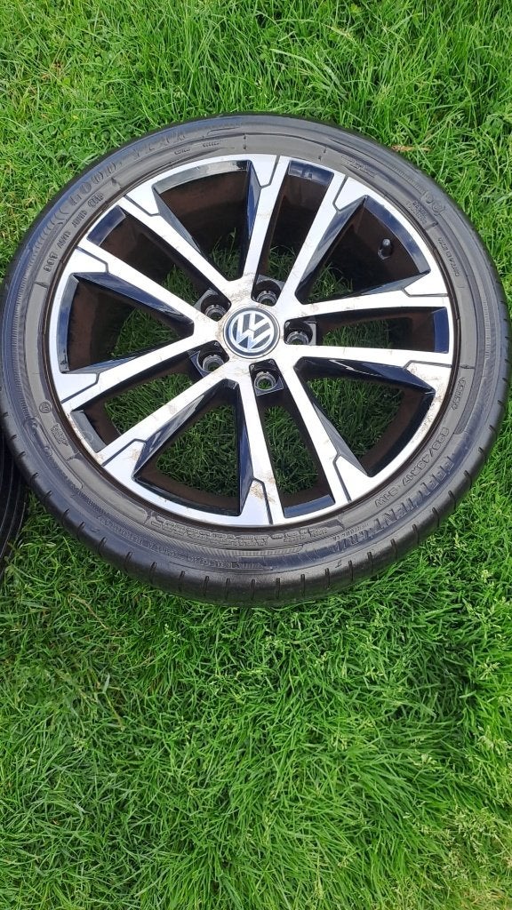 Jantes 17" + pneu 225 / 45 vw golf VII, Autos : Pièces & Accessoires, Pneus et Jantes, Véhicule de tourisme, Pneus été, 17 pouces